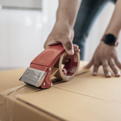 Mano moviendo camión de juguete sobre mapa