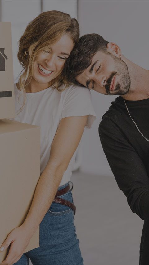 Mudanza de personas cargando cajas