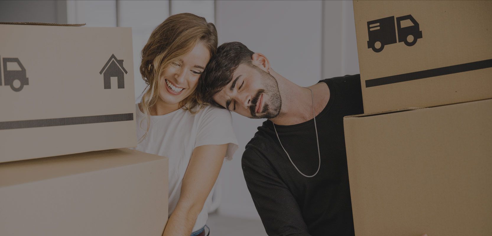 Mudanza de personas cargando cajas