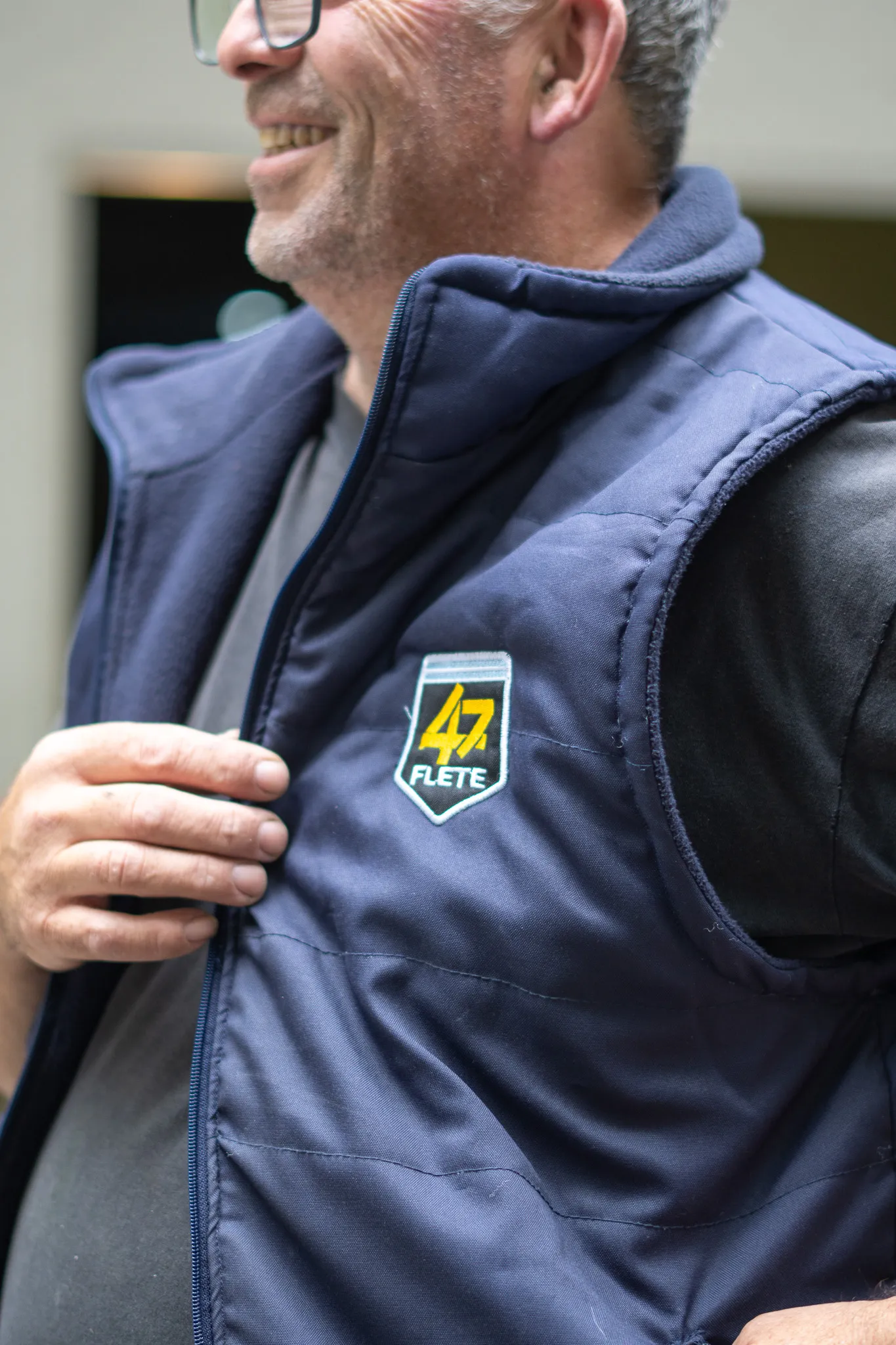 Personal uniformado de 47 Flete con el logo de la empresa, listo para una mudanza