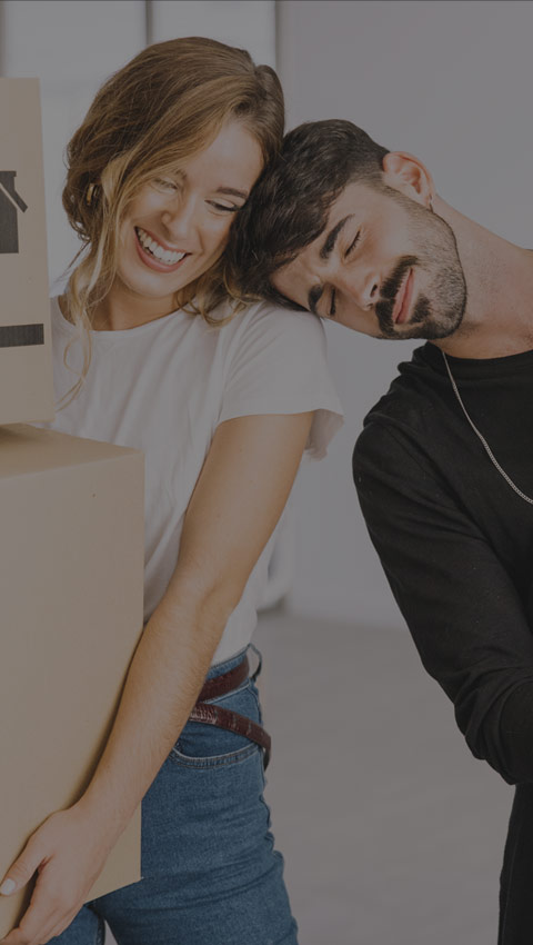 Mudanza de personas cargando cajas (mobile)