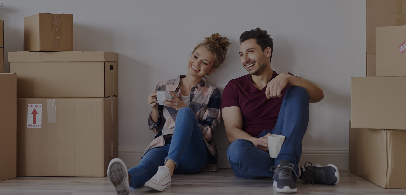Mudanza de personas cargando cajas